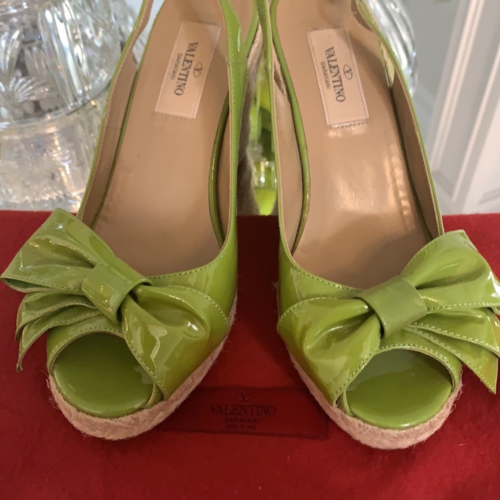 🇮🇹VALENTINO GARAVANI WEDGES🇮🇹 HOST PIC!